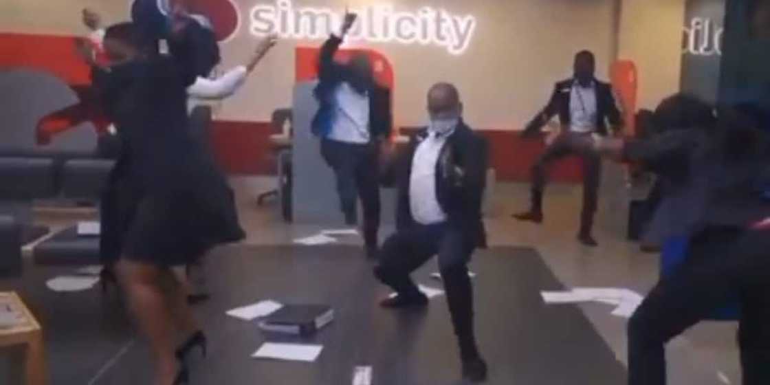 Haibo: Bank Employees Leave Net With Raised Eyebrows in Hilarious Dance Clip Haibo: Bank Employees Leave Net With Raised Eyebrows in Hilarious Dance Clip