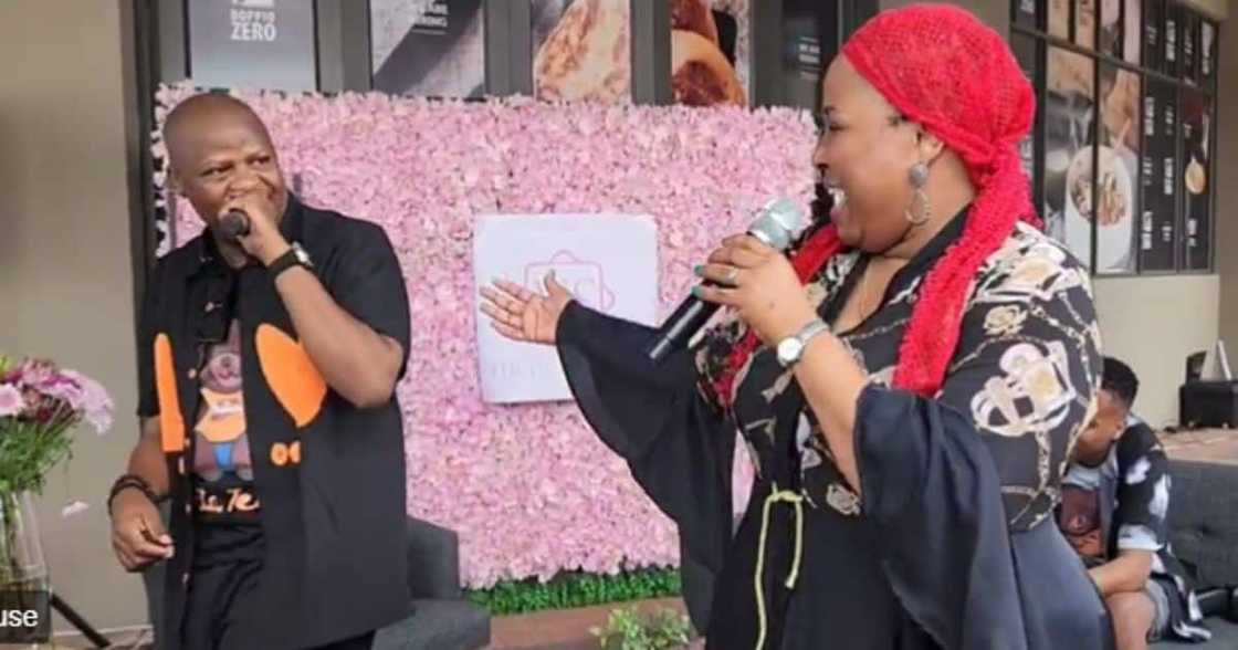 Youtubers husband and wife sing for each other. Youtubers husband and wife sing for each other.