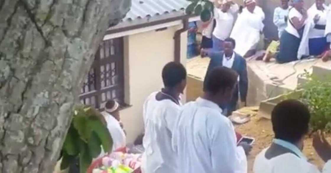 Photos and video of church members kneeling for pastor as he walks go viral Photos and video of church members kneeling for pastor as he walks go viral