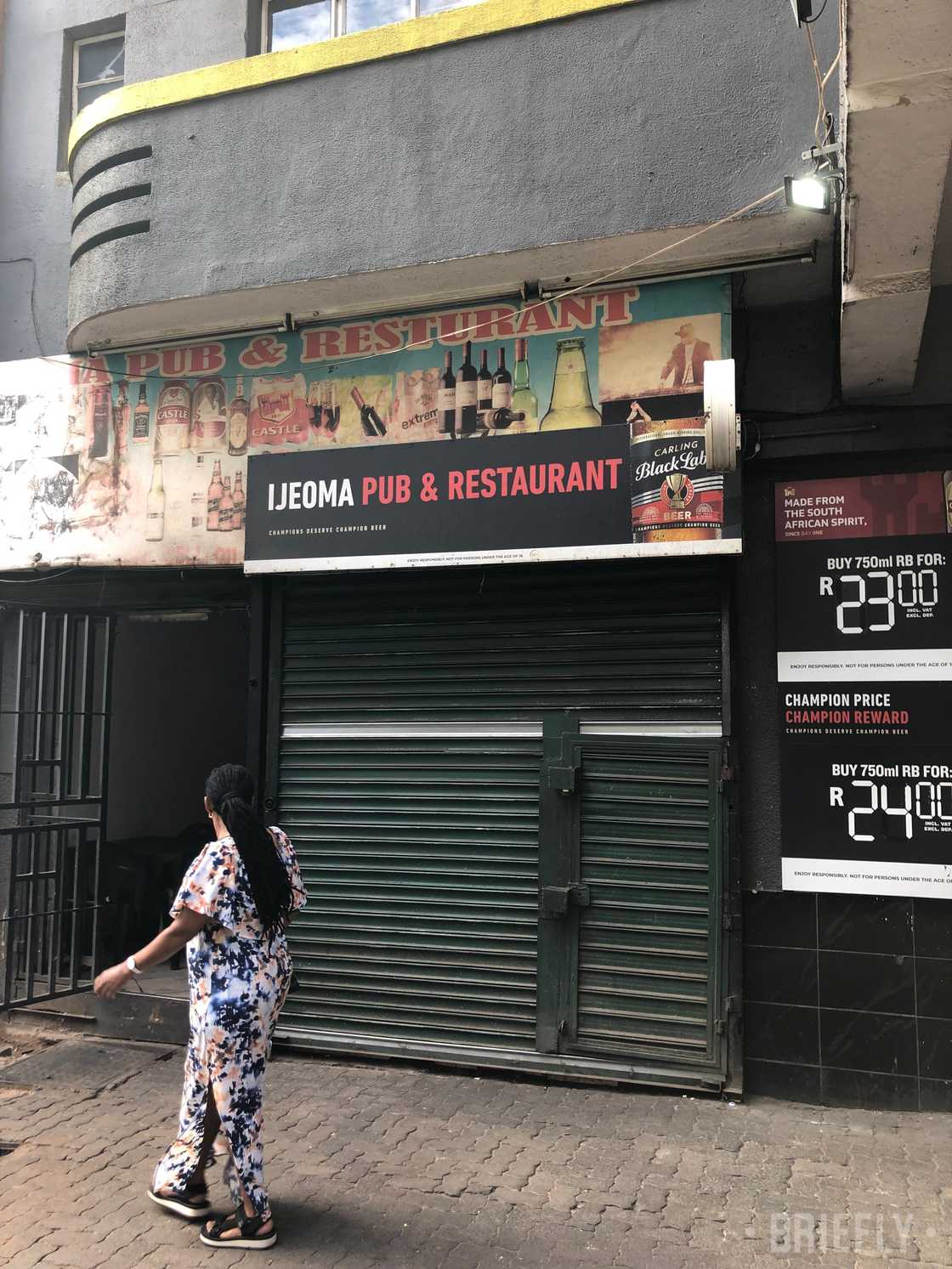 Man walks off calmly after shooting 2 outside Johannesburg CBD tavern in CCTV Man walks off calmly after shooting 2 outside Johannesburg CBD tavern in CCTV