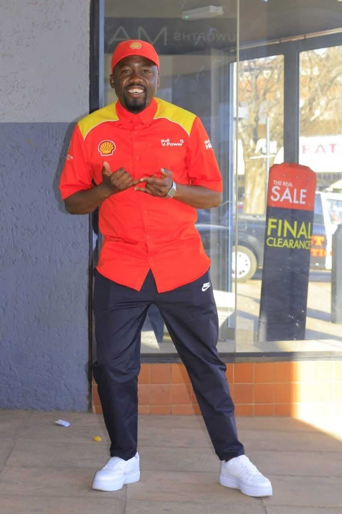 In a heartwarming gesture, a petrol attendant was honoured at Shell's head office. In a heartwarming gesture, a petrol attendant was honoured at Shell's head office.