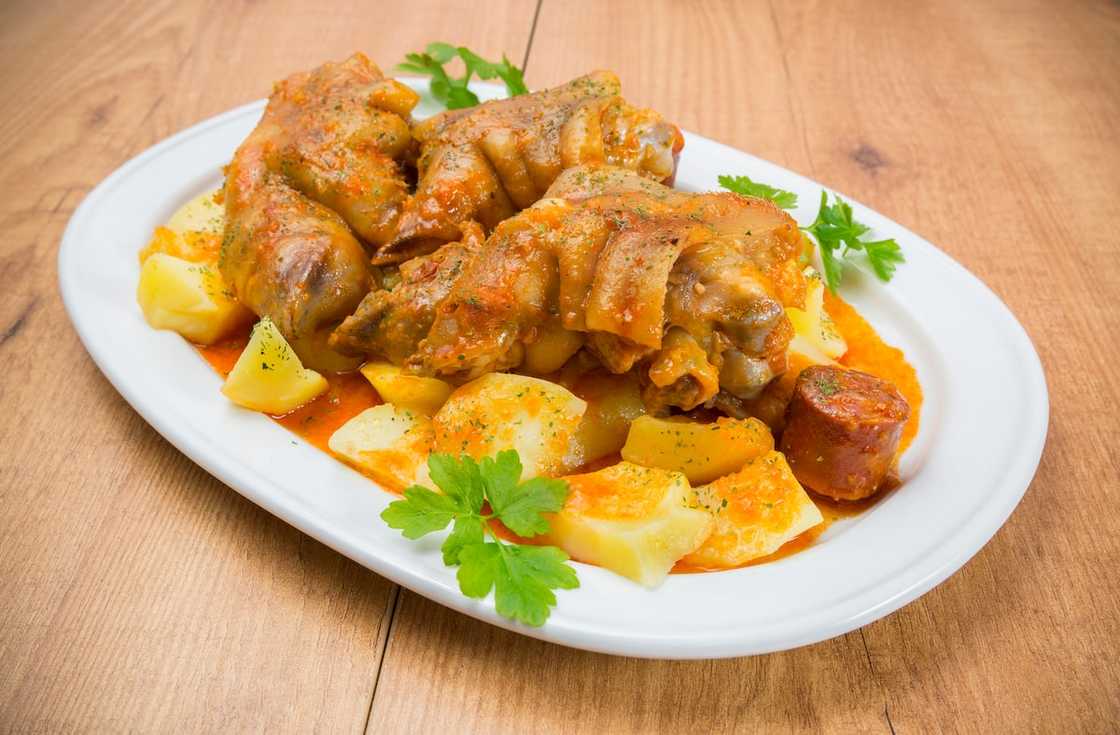 Pig's feet served with potatoes Pig's feet served with potatoes
