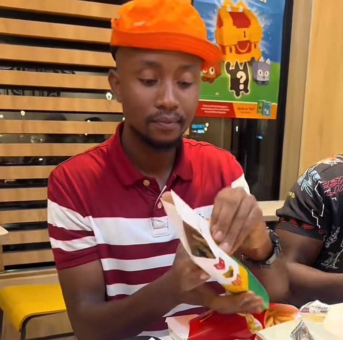 A woman was in tears over her boyfriend, who brought only R400 for a R1,020 restaurant bill. A woman was in tears over her boyfriend, who brought only R400 for a R1,020 restaurant bill.