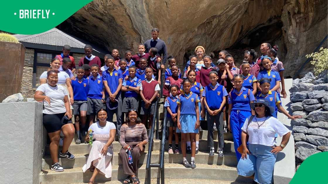 The pupils posed with their teachers