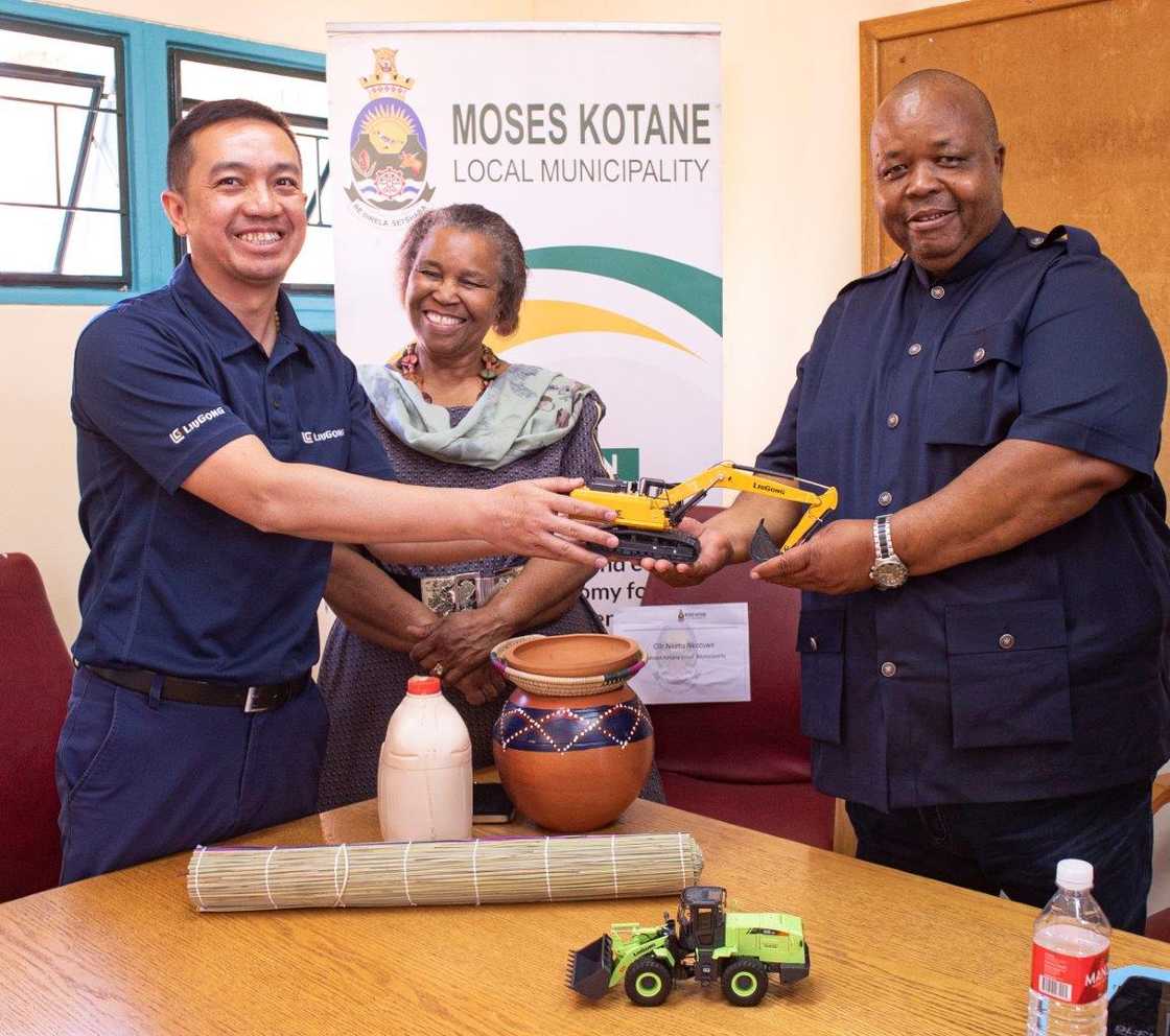 Li Yi , General Manager of LiuGong Africa Region, Councillor Nketu Nkotswe, Mayor of Moses Kotane Local Municipality and Kgosi Moshe Ezekiel, Mabeskraal Village Chief.