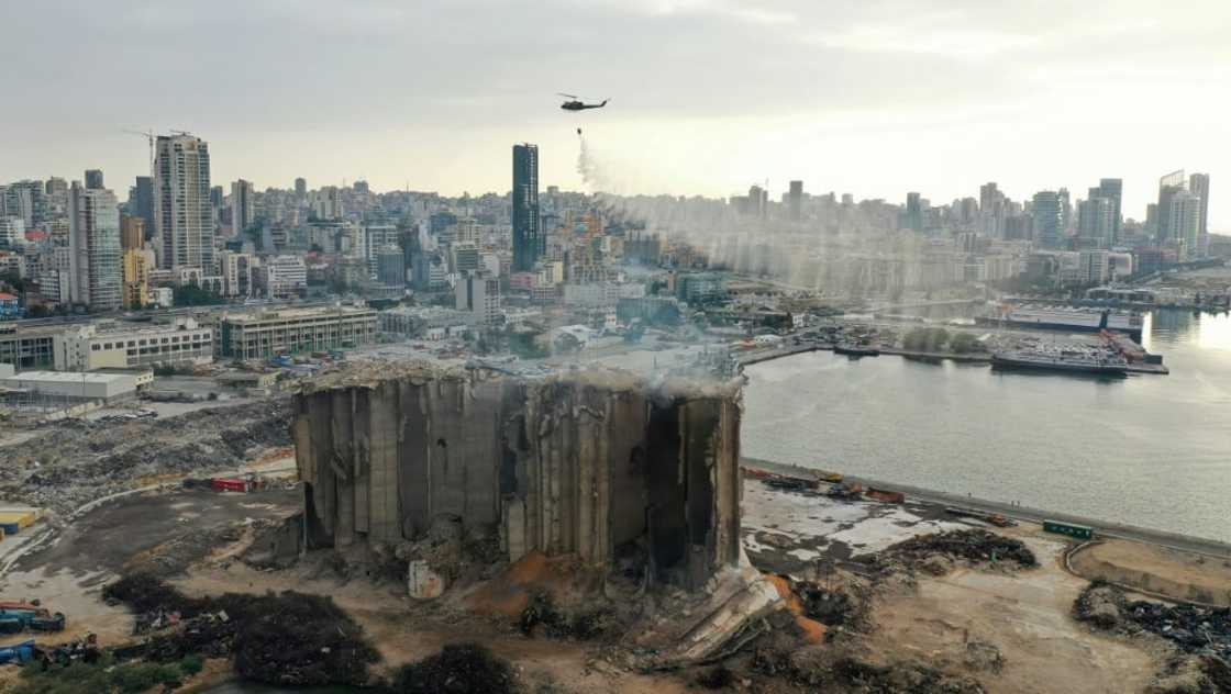The grain silos today: here a helicopter drops water on July 31, 2022, following a partial collapse due to a fire The grain silos today: here a helicopter drops water on July 31, 2022, following a partial collapse due to a fire