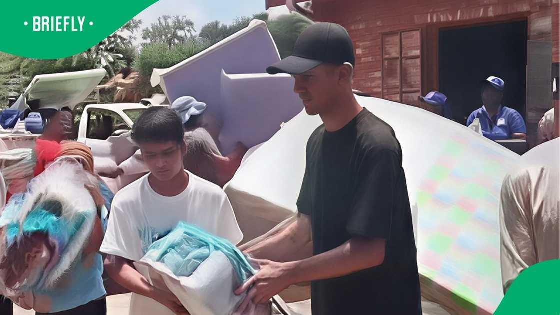 Men help flood victims in Limpopo Men help flood victims in Limpopo