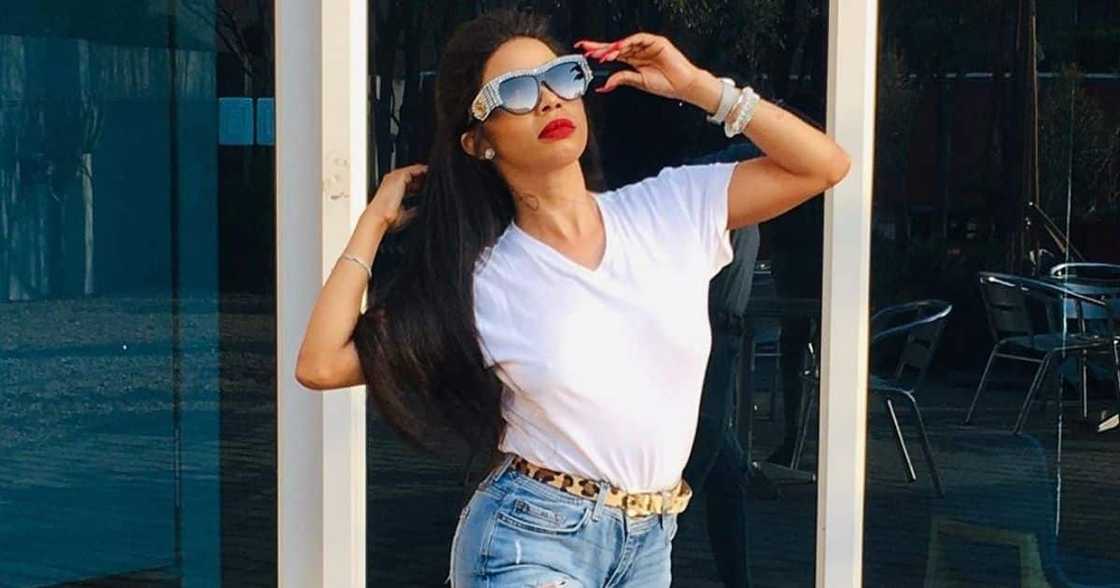 Kelly Khumalo Shows off Her Gorgeous Custom Designed Nike Sneakers Kelly Khumalo Shows off Her Gorgeous Custom Designed Nike Sneakers