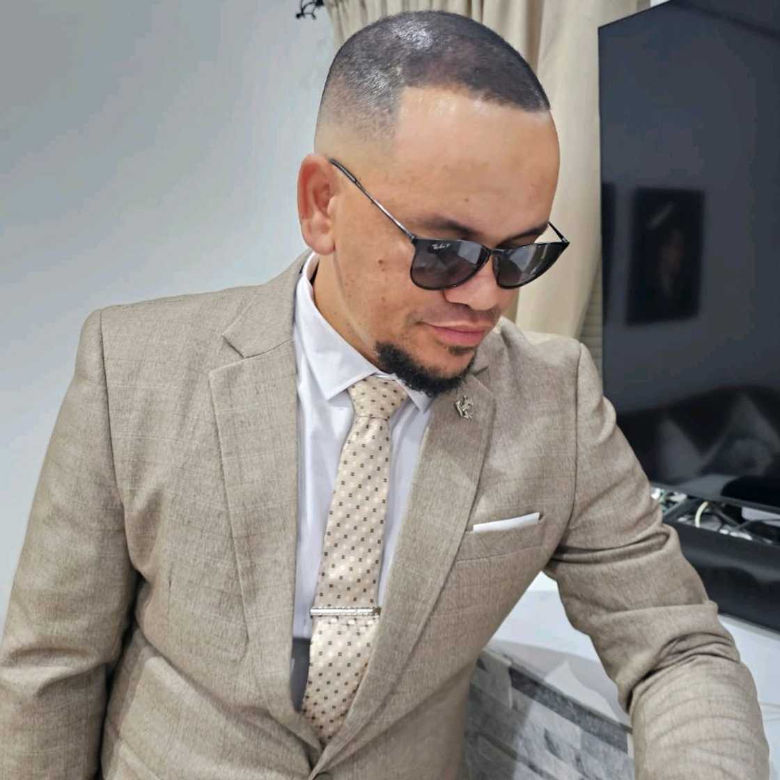 Others said the dad was her daughter's hero, wishing for absent dads to see the man in action Others said the dad was her daughter's hero, wishing for absent dads to see the man in action