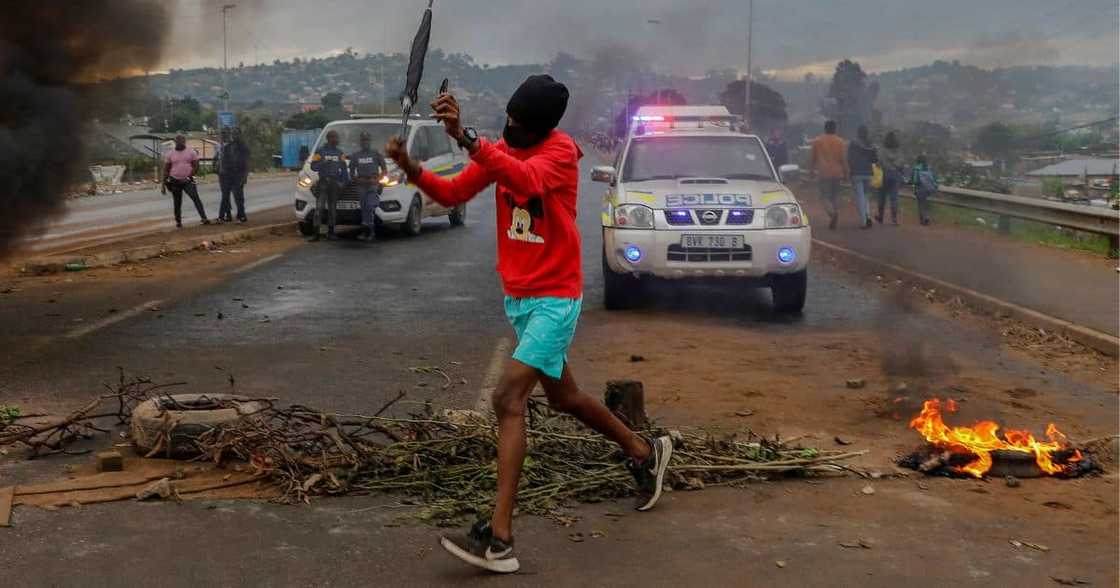 Thembisa residents protest cost of living high municipal rate turns violent Thembisa residents protest cost of living high municipal rate turns violent
