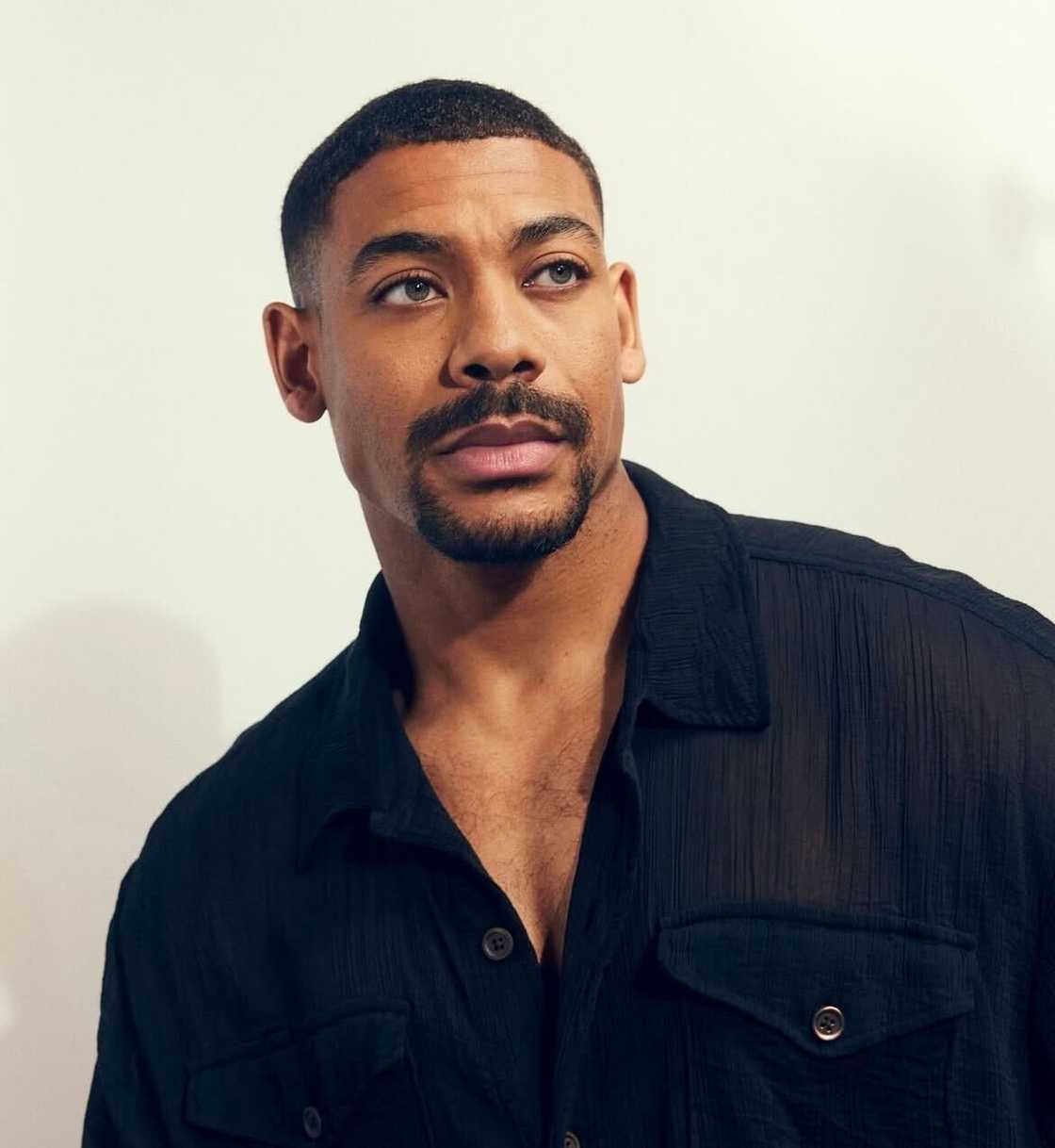 Aaron Pierre left Kelly Clarkson gushing over his looks in a video. Aaron Pierre left Kelly Clarkson gushing over his looks in a video.