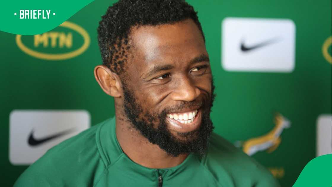 Siya Kolisi flaunts his expensive car while also spending time with his kids.