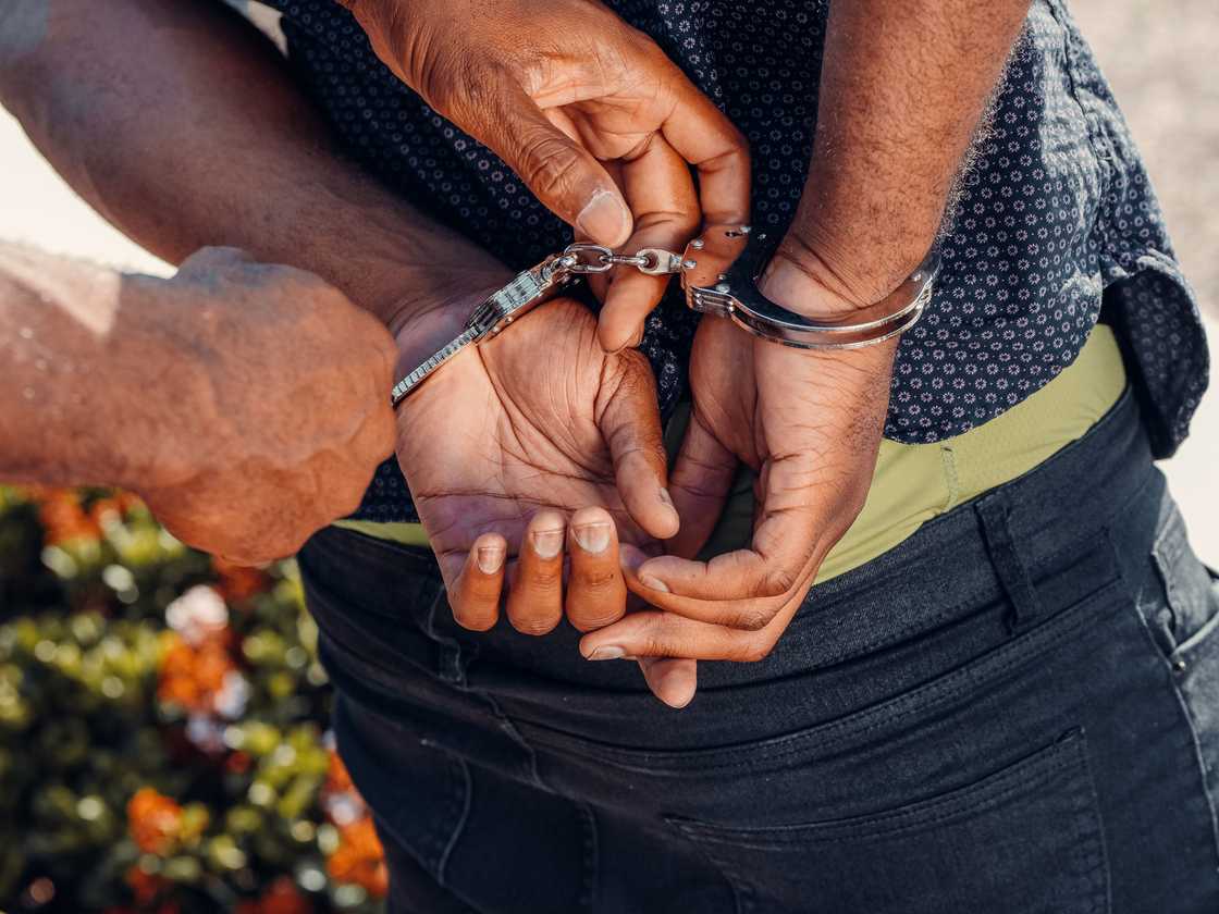 People rally for alleged thieves' arrest People rally for alleged thieves' arrest
