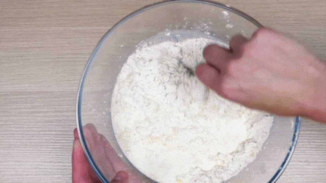 Mix the ingredients in a bowl Mix the ingredients in a bowl