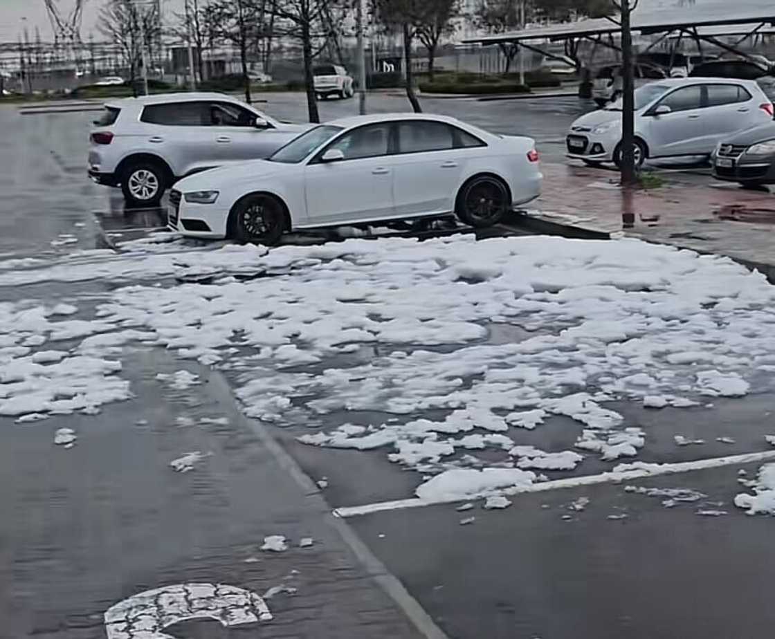 The rare hailstorm and snowfall in Cape Town left South Africans stunned. The rare hailstorm and snowfall in Cape Town left South Africans stunned.
