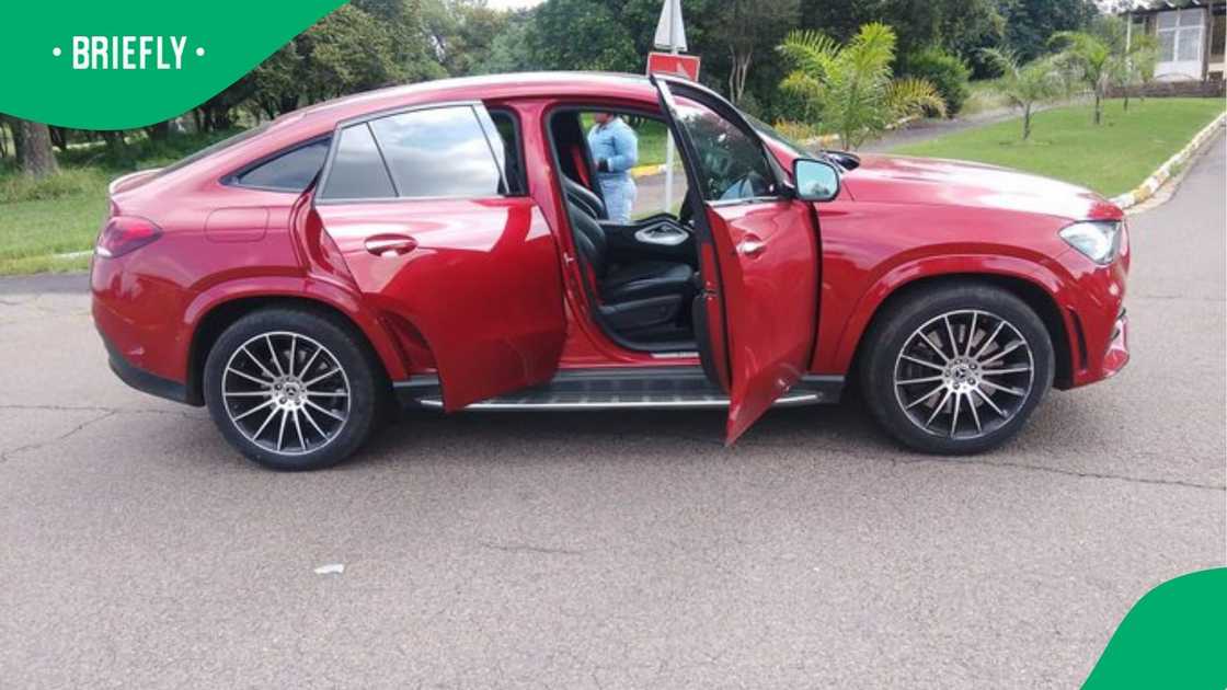Two Emalahleni MMC members, Jerry Djiana and Busi Hlumbane, remain behind bars after being arrested in a sting operation for accepting a R20,000 bribe. Two Emalahleni MMC members, Jerry Djiana and Busi Hlumbane, remain behind bars after being arrested in a sting operation for accepting a R20,000 bribe.