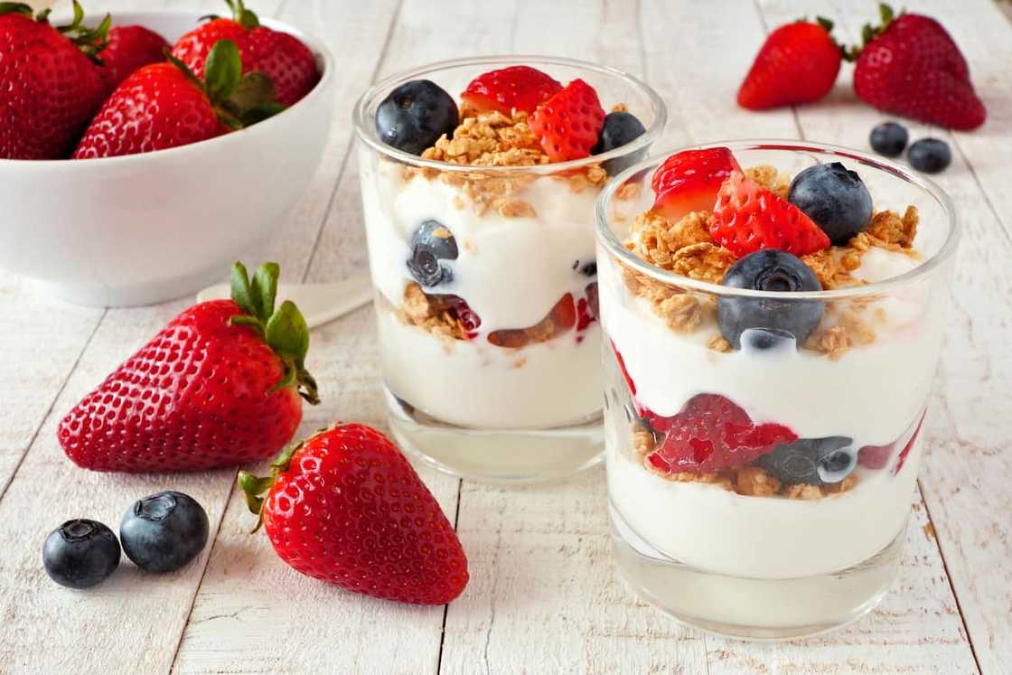 Yoghurt parfait breakfast idea Yoghurt parfait breakfast idea