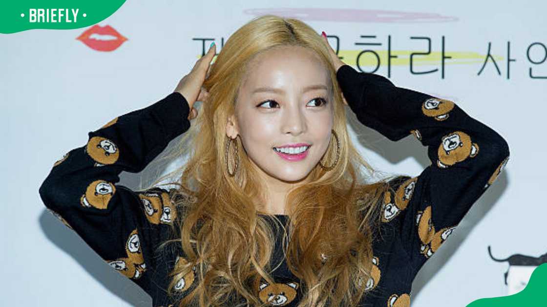 Hara at a signing for her new book 'NAIL HARA' Hara at a signing for her new book 'NAIL HARA'