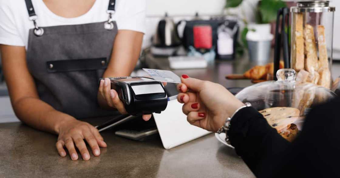 Woman, Massimo's eatery, R20 000, restaurant, grateful owner