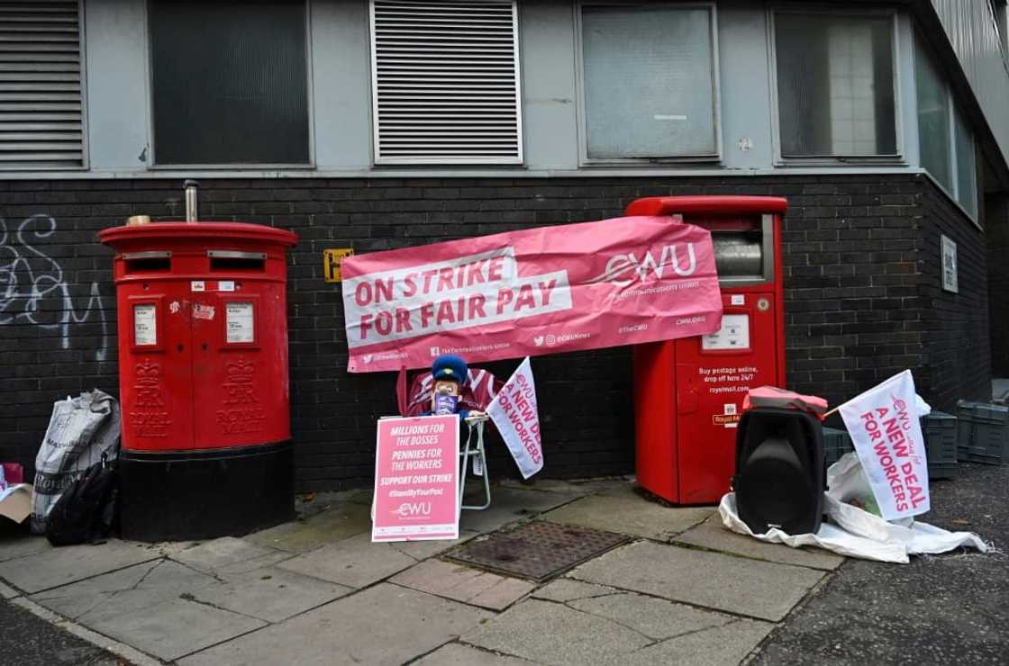 The Communication Workers Union had planned to continue a 48-hour stoppage Friday but it was called off "out of respect for" the queen The Communication Workers Union had planned to continue a 48-hour stoppage Friday but it was called off "out of respect for" the queen