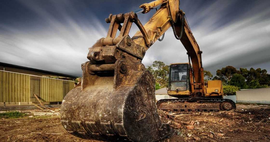 Emfuleni Mayor was held hostage due to dilapidated infrastructure and roads in the Tshepong community. Emfuleni Mayor was held hostage due to dilapidated infrastructure and roads in the Tshepong community.