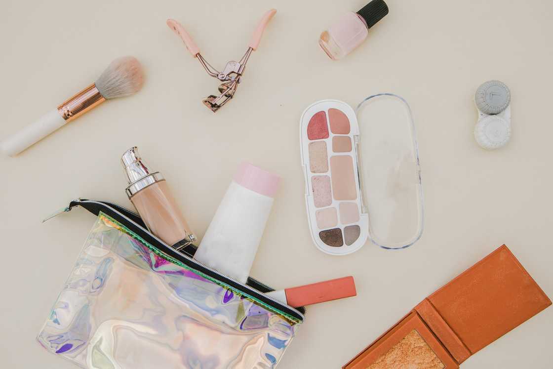 A Black handbag, makeup brushes