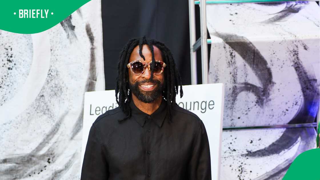 The vendor's son continued to drag DJ Sbu The vendor's son continued to drag DJ Sbu