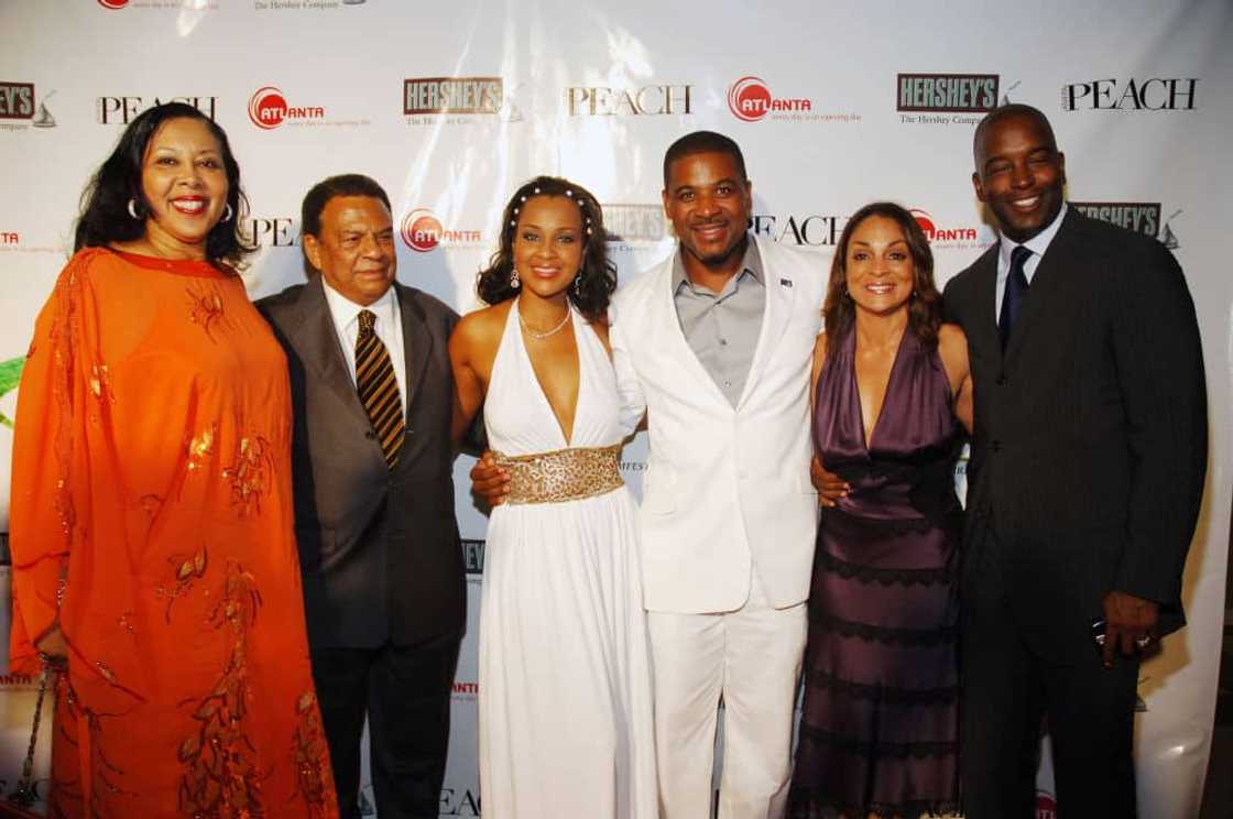 Does Jasmine Guy have kids?