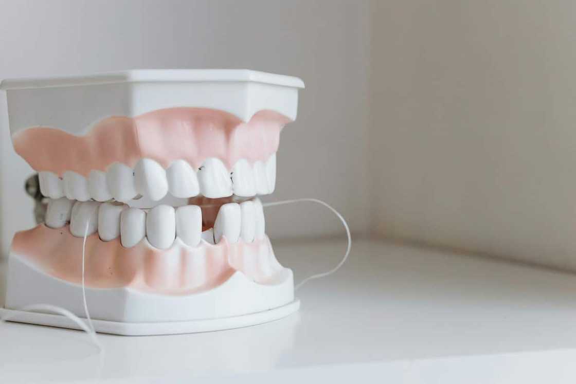 How much does a full set of dentures cost? How much does a full set of dentures cost?