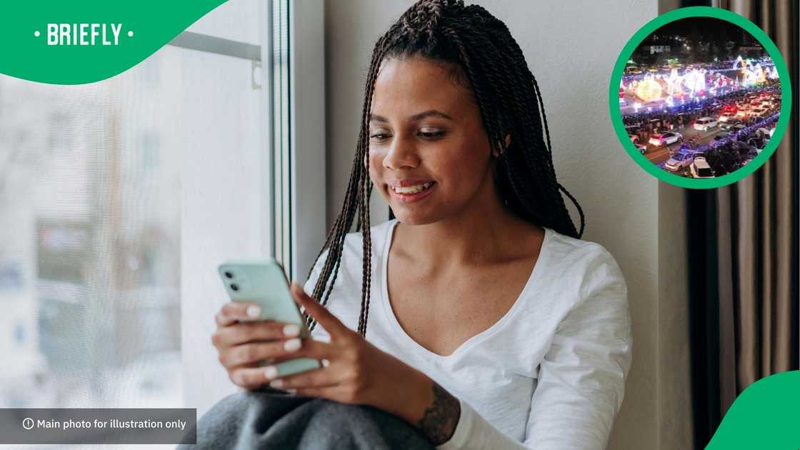 The street was full of people and cars, seemingly enjoying the gorgeous scenery