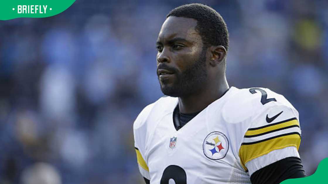 Mike Vick during pre-game warm-ups Mike Vick during pre-game warm-ups