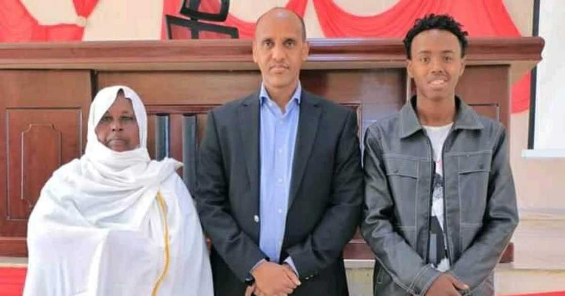 Honest TukTuk driver returns KSh 56k to sick woman after she left it in passenger's seat Honest TukTuk driver returns KSh 56k to sick woman after she left it in passenger's seat