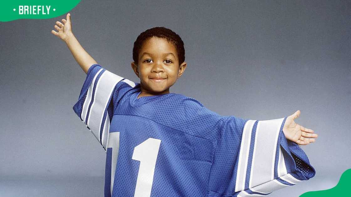 Emmanuel Lewis posing for a photo as a kid Emmanuel Lewis posing for a photo as a kid