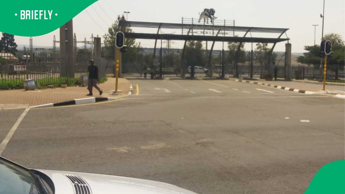 Two vehicles were burnt, and three people were shot at the Maponya Mall Two vehicles were burnt, and three people were shot at the Maponya Mall