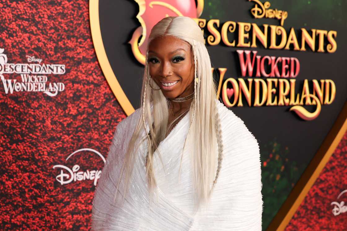 Brandy posed for a picture with a fan, and it instantly went viral Brandy posed for a picture with a fan, and it instantly went viral
