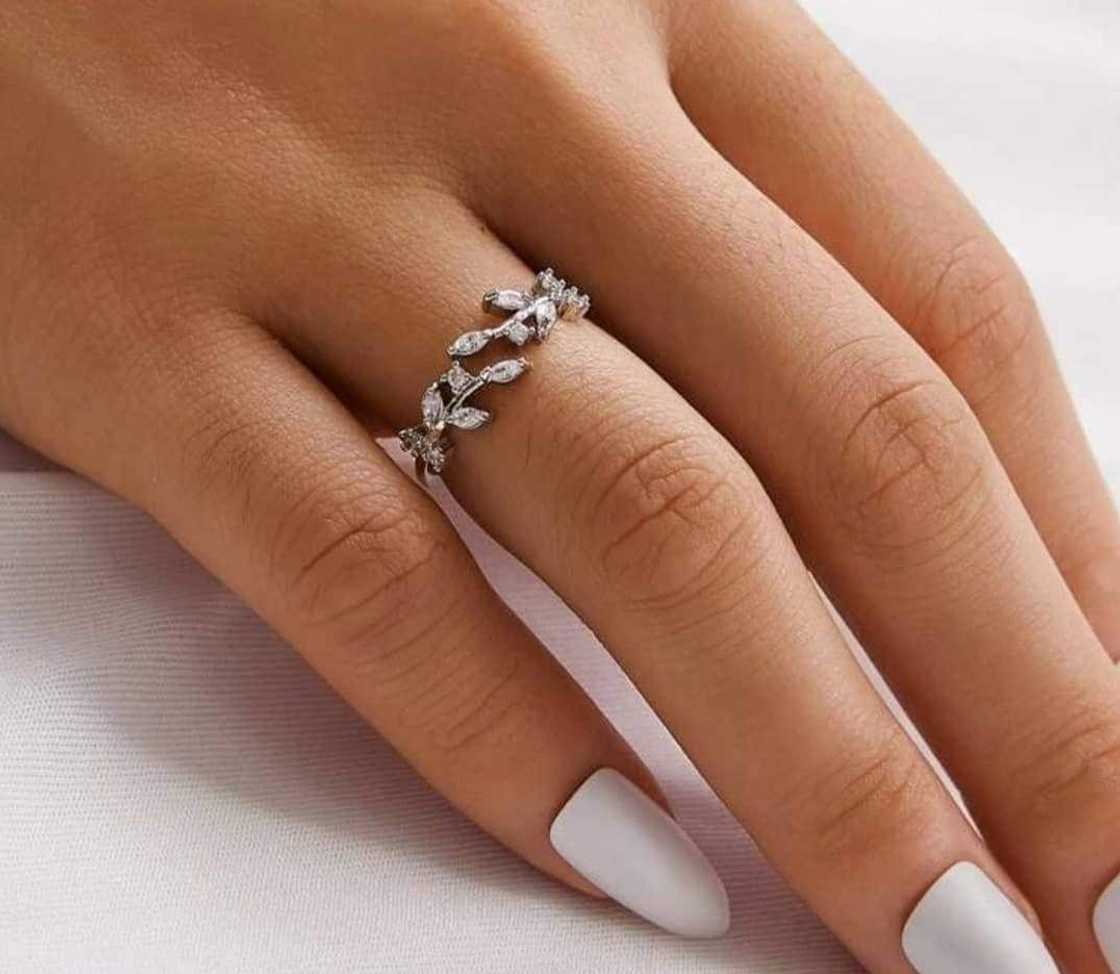 Leaf design wedding ring