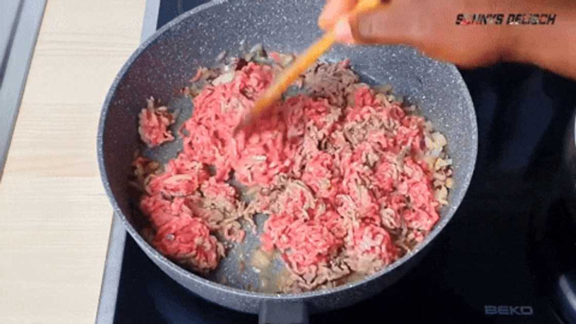 Preparing minced meat Preparing minced meat
