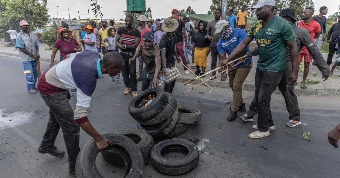 Diepsloot violence, one person killed, foreign nationals protest, Bheki Cele, Minister of Police, crime Diepsloot violence, one person killed, foreign nationals protest, Bheki Cele, Minister of Police, crime