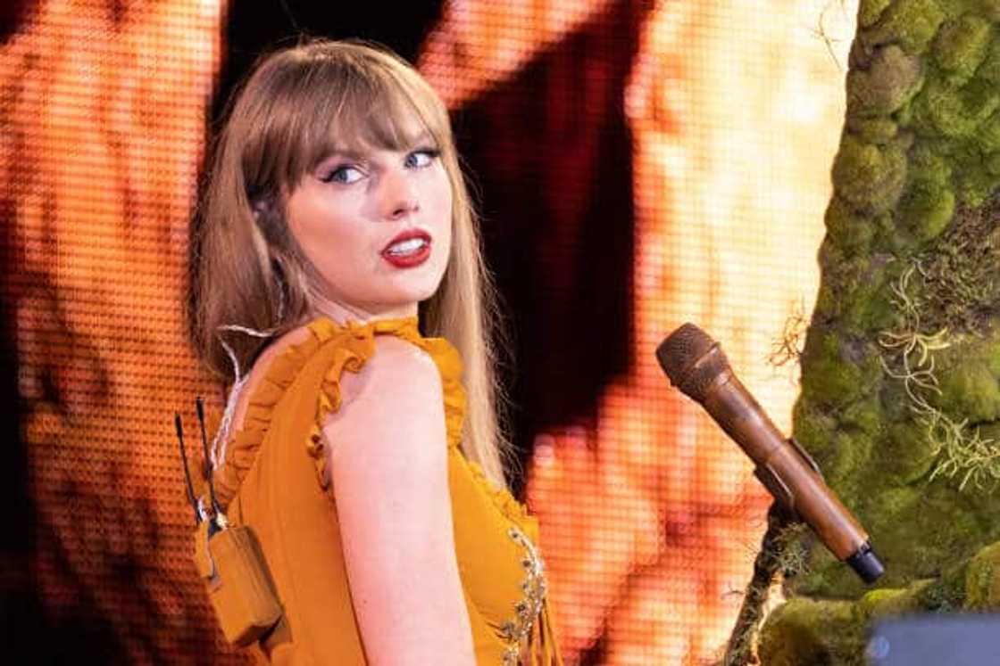 What did Taylor Swift's dad do?