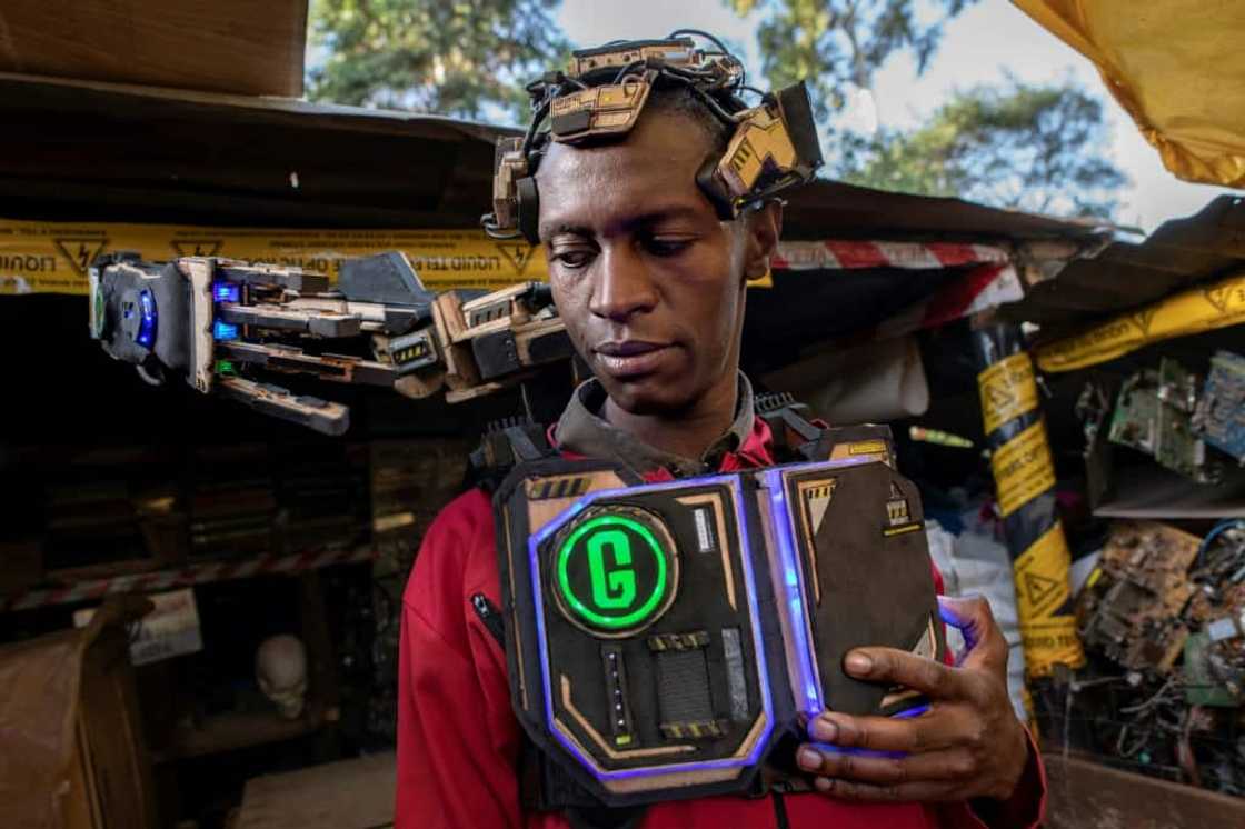 The device uses a headset receiver to pick up brain signals and convert them to an electric current The device uses a headset receiver to pick up brain signals and convert them to an electric current