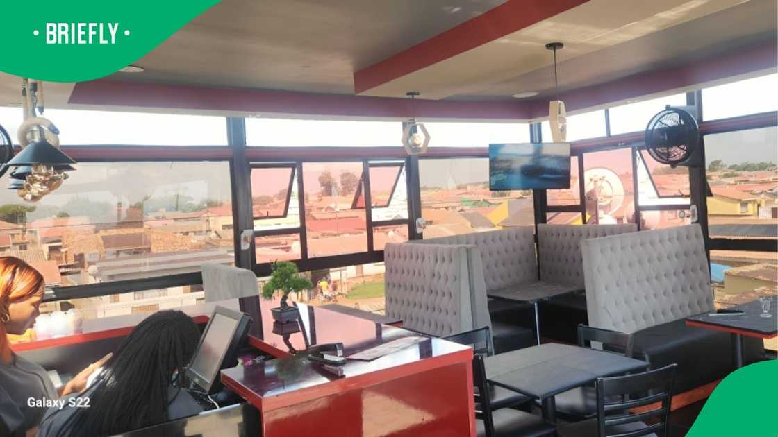 Gauteng armed robbers storm Tellos Restaurant in Sebokeng in CCTV footage Gauteng armed robbers storm Tellos Restaurant in Sebokeng in CCTV footage