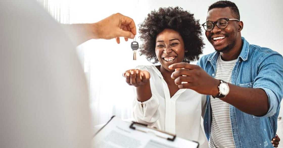 Couple, relationship news, moving in together, waiting period, viral question, trending question, Mzansi reactions Couple, relationship news, moving in together, waiting period, viral question, trending question, Mzansi reactions
