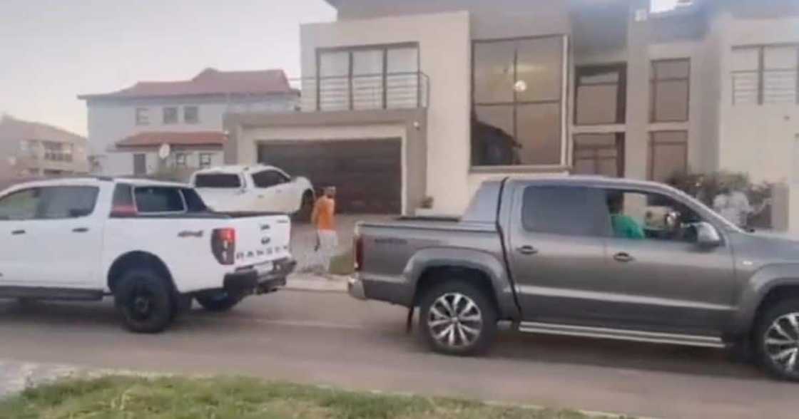Battle of the Bakkies: Ford Ranger and Volkswagen Amarok Tussle in Tug of War Battle of the Bakkies: Ford Ranger and Volkswagen Amarok Tussle in Tug of War