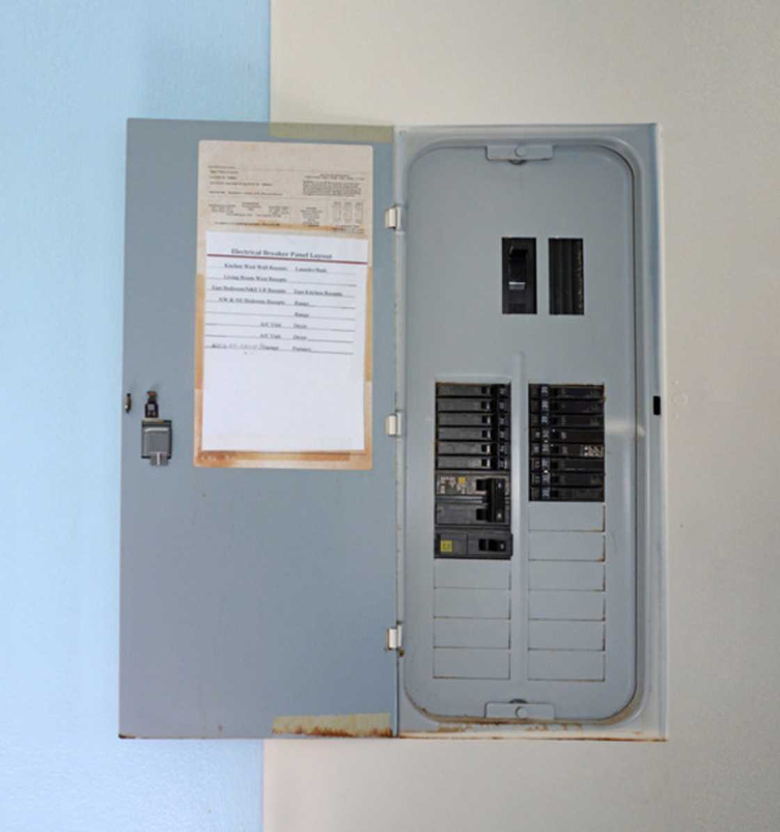 A woman displayed what R200 worth of electricity brought her in South Africa.