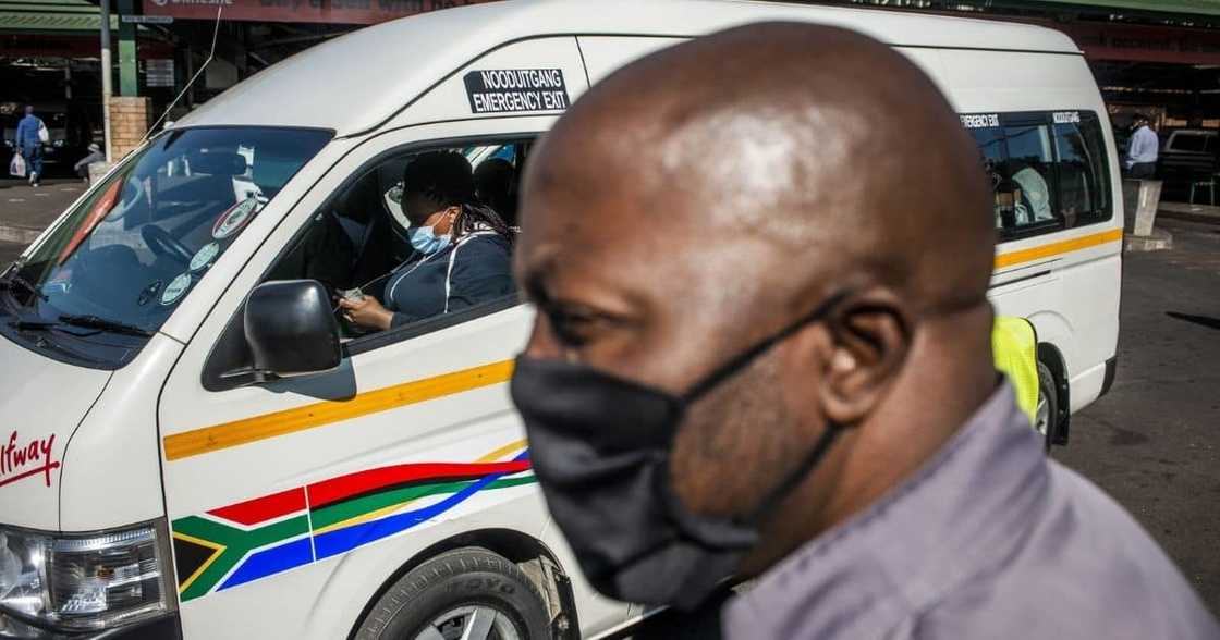 Mzansi shares stories about taxi drivers and masks: "They don't play"