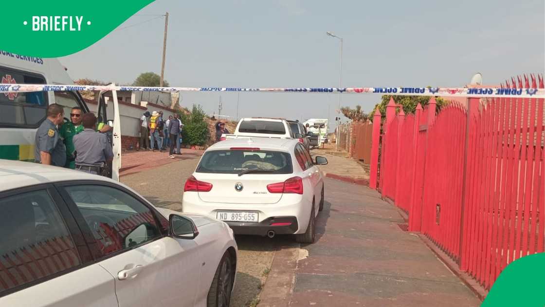 Negotiators are attempting to reason with a police constable in Mamelodi East