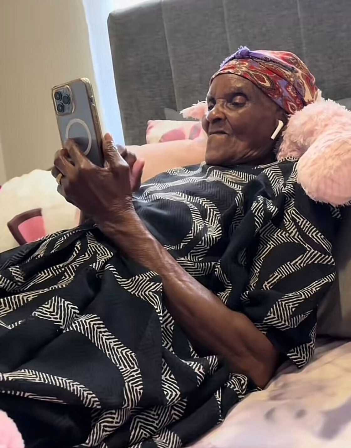 A Gogo impressed many people online with how she used her iPhone in a TikTok video.