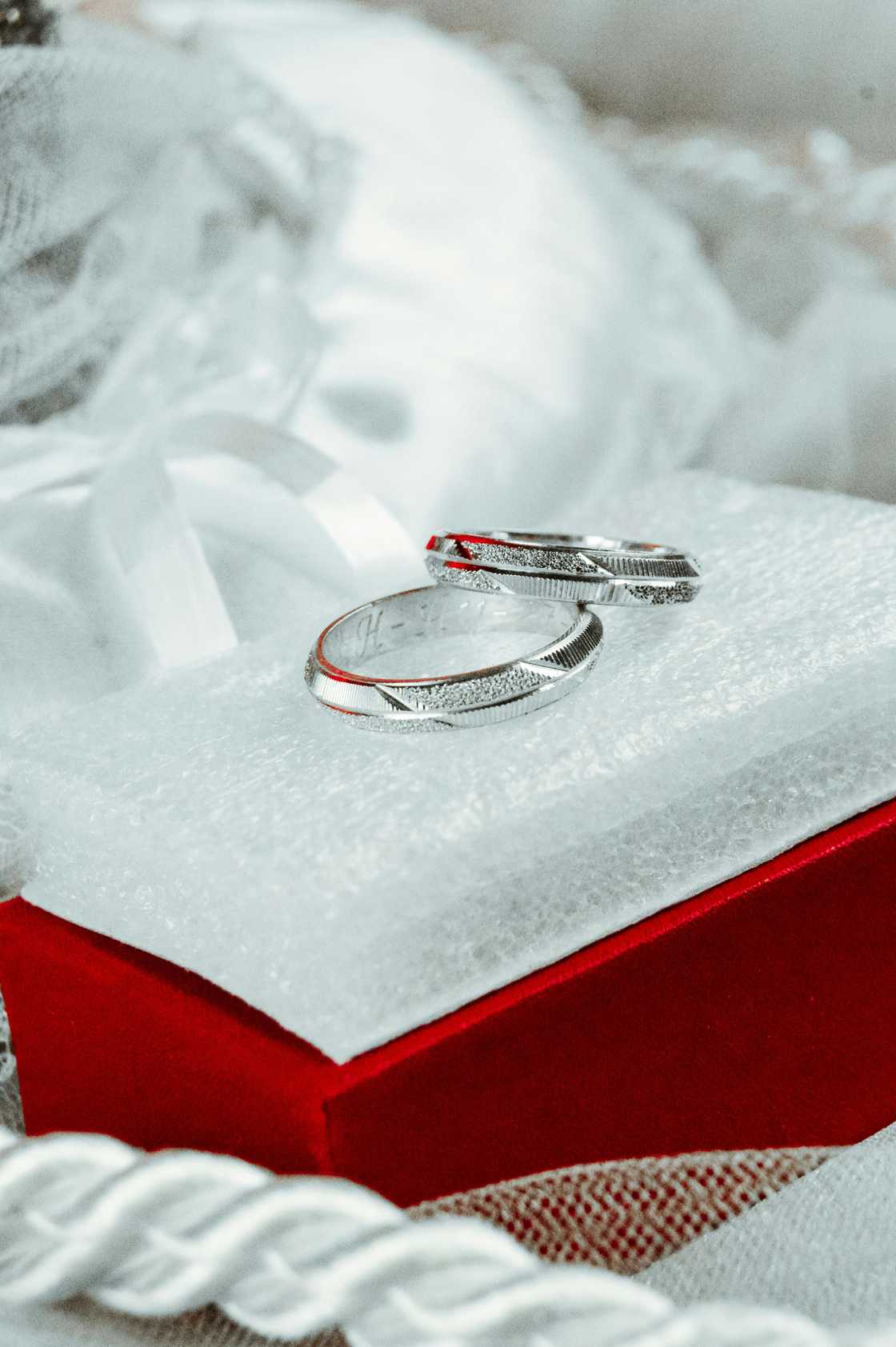 People were fasinated by the interreligious wedding