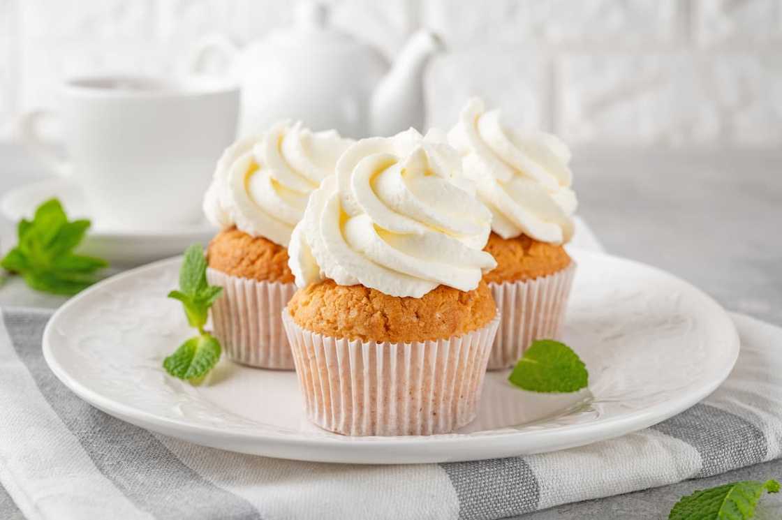 Vanilla cupcake with frosting Vanilla cupcake with frosting