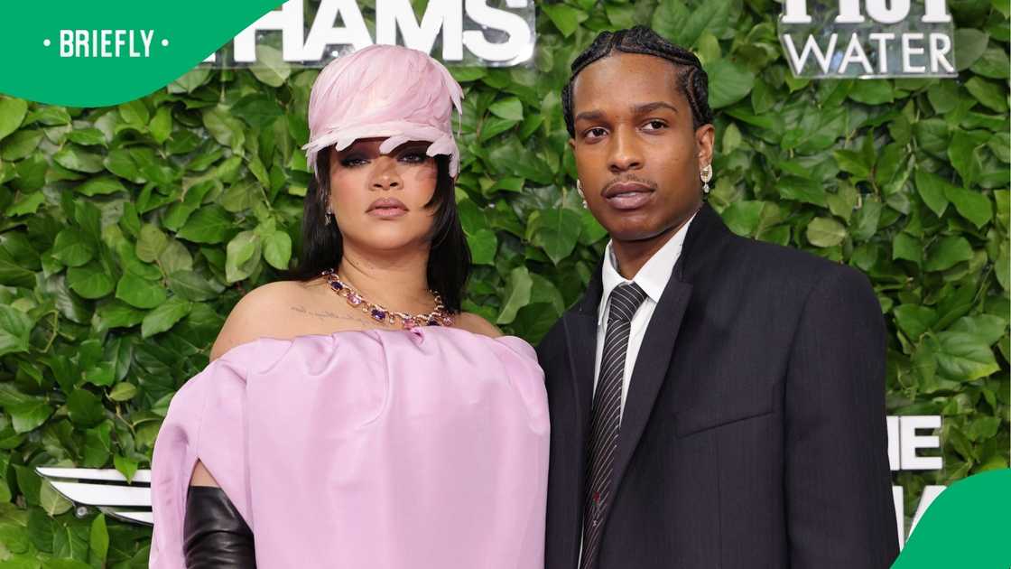 Rihanna finally reveals daughter's face Rihanna finally reveals daughter's face